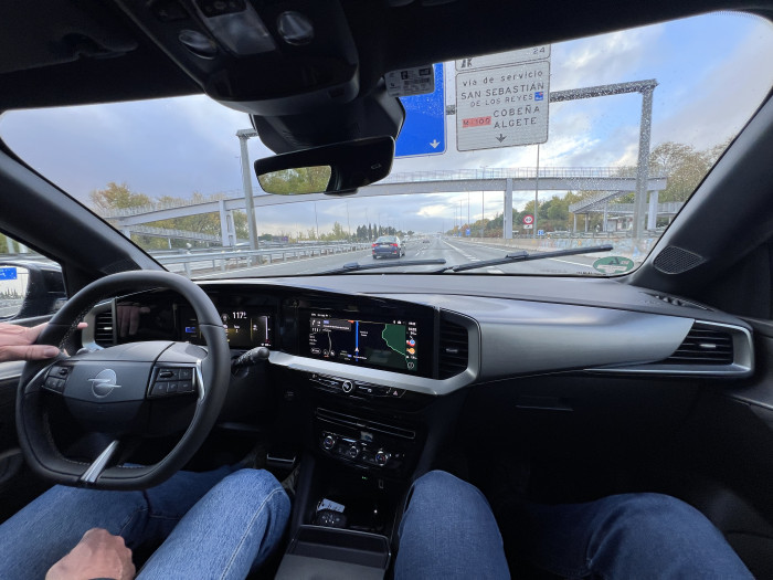 Blick aus dem Cockpit bei der Testfahrt in Madrid (Bild: Dirk Kunde)